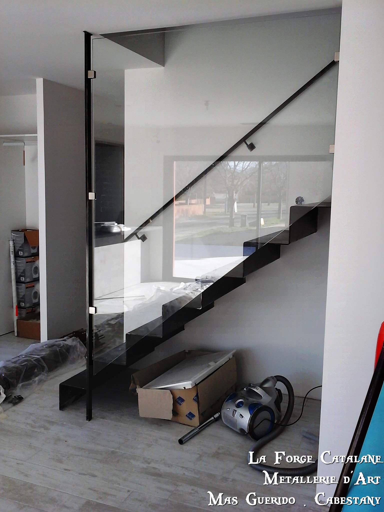 toute hauteur garde corps remplissage vitrage feuillete pince a verre ossature fer rectangulaire forge catalane.jpg